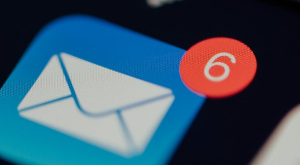6 unread emails icon on Apple Mail on iPhone screen