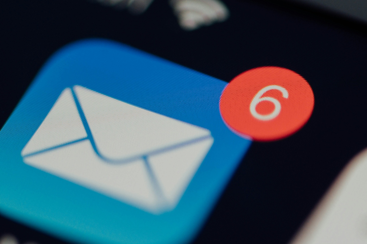 6 unread emails icon on Apple Mail on iPhone screen